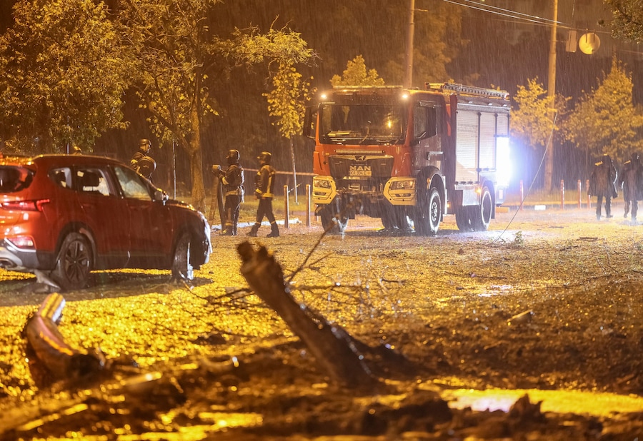 I soccorritori sono al lavoro sul luogo di un attacco missilistico russo nei pressi di un ospedale ostetrico, nel contesto dell'offensiva russa contro l'Ucraina a Kiev. (REUTERS)