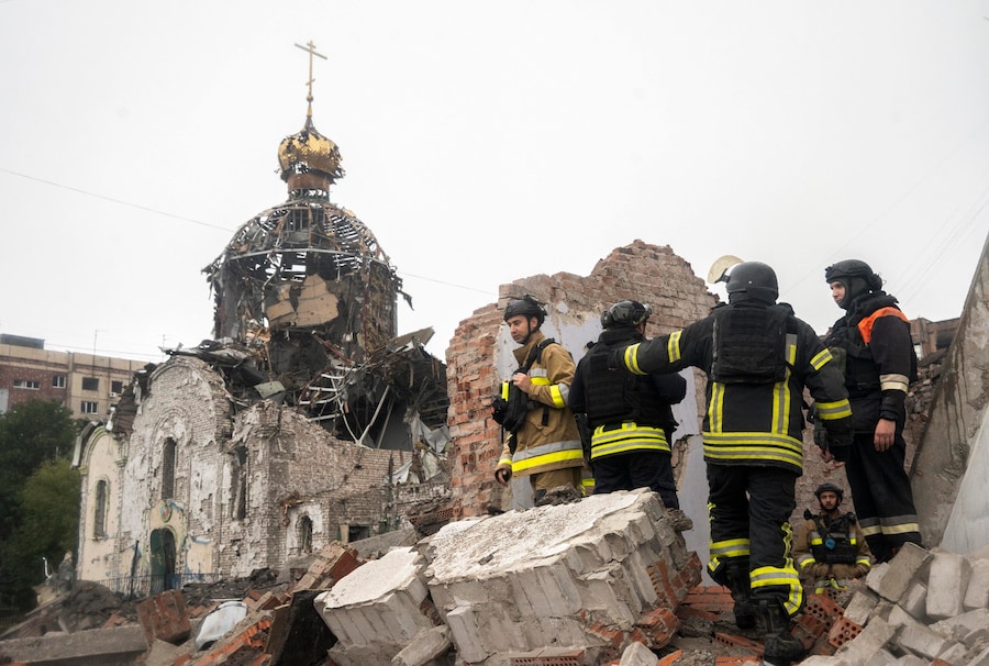 I soccorritori ucraini ispezionano le macerie della chiesa ortodossa di San Giovanni Battista dopo un attacco russo avvenuto il giorno precedente, a Kramatorsk, nella regione di Donetsk, nell’Ucraina orientale. (EPA)