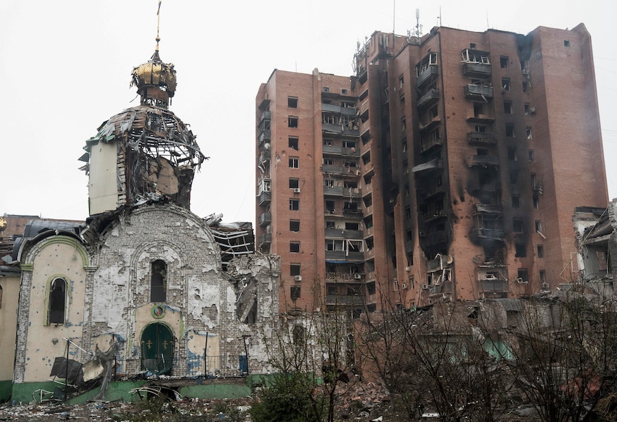 Una veduta della chiesa ortodossa di San Giovanni Battista, danneggiata in seguito a un attacco russo avvenuto il giorno precedente, a Kramatorsk, nella regione di Donetsk, nell’Ucraina orientale. (EPA)