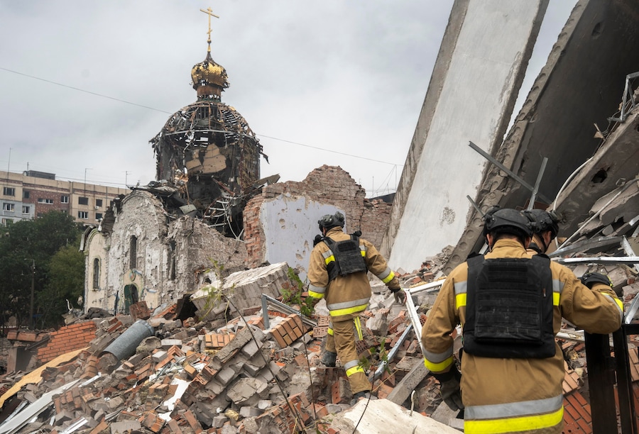 I soccorritori ucraini ispezionano le macerie della chiesa ortodossa di San Giovanni Battista dopo un attacco russo avvenuto il giorno precedente, a Kramatorsk, nella regione di Donetsk, nell’Ucraina orientale. (EPA)