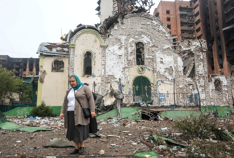 Una donna ispeziona le macerie della chiesa ortodossa di San Giovanni Battista, distrutta il giorno precedente da un attacco russo, a Kramatorsk, nella regione di Donetsk, nell’Ucraina orientale. (EPA)