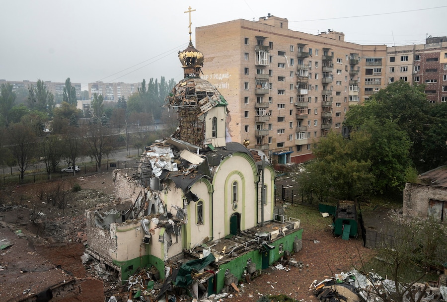 Una veduta della chiesa ortodossa di San Giovanni Battista, danneggiata in seguito a un attacco russo avvenuto il giorno precedente, a Kramatorsk, nella regione di Donetsk, nell’Ucraina orientale. (EPA)