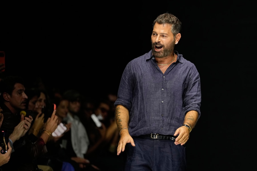 Lo stilista Fausto Puglisi al termine della sfilata della collezione donna Primavera-Estate 2027 di Roberto Cavalli, presentata a Milano, in Italia, giovedì 24 settembre 2026. (APN)