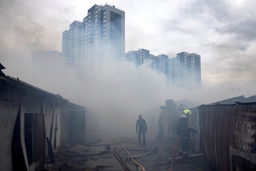 Un vigile del fuoco interviene sul luogo dell'impatto dove un'esplosione ha incendiato alcuni garage durante gli attacchi con droni russi, nel contesto dell'offensiva russa contro l'Ucraina, in un quartiere residenziale di Kiev. (REUTERS)
