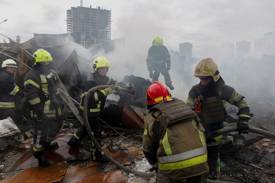 I vigili del fuoco intervengono sul luogo dell'impatto dove un'esplosione ha incendiato alcuni garage durante gli attacchi con droni russi, nel contesto dell'offensiva russa contro l'Ucraina, in un quartiere residenziale di Kiev. (REUTERS)