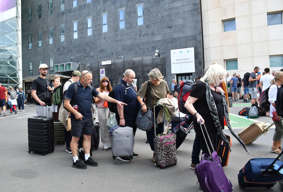 Passeggeri in attesa all'aeroporto di Catania a causa della sospensione dei voli per l'attività in corso sull'Etna e l'emissione di cenere lavica dal cratere Nord-Est del vulcano Etna. L'eurzione ha prodotto anche una nube eruttiva alta 4 chilometri. ANSA/ORIETTA SCARDINO (ANSA)