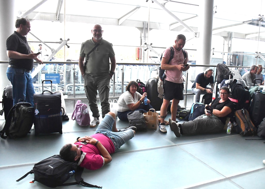 Passeggeri in attesa all'aeroporto di Catania a causa della sospensione dei voli per l'attività in corso sull'Etna e l'emissione di cenere lavica dal cratere Nord-Est del vulcano Etna. L'eurzione ha prodotto anche una nube eruttiva alta 4 chilometri. ANSA/ORIETTA SCARDINO (ANSA)