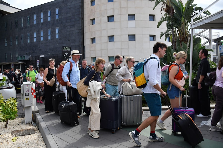 Passeggeri in attesa all'aeroporto di Catania a causa della sospensione dei voli per l'attività in corso sull'Etna e l'emissione di cenere lavica dal cratere Nord-Est del vulcano Etna. L'eurzione ha prodotto anche una nube eruttiva alta 4 chilometri. ANSA/ORIETTA SCARDINO (ANSA)