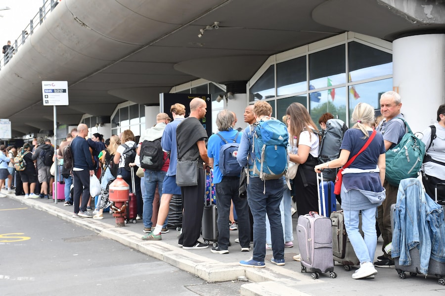 Passeggeri in attesa all'aeroporto di Catania a causa della sospensione dei voli per l'attività in corso sull'Etna e l'emissione di cenere lavica dal cratere Nord-Est del vulcano Etna. L'eurzione ha prodotto anche una nube eruttiva alta 4 chilometri. ANSA/ORIETTA SCARDINO (ANSA)