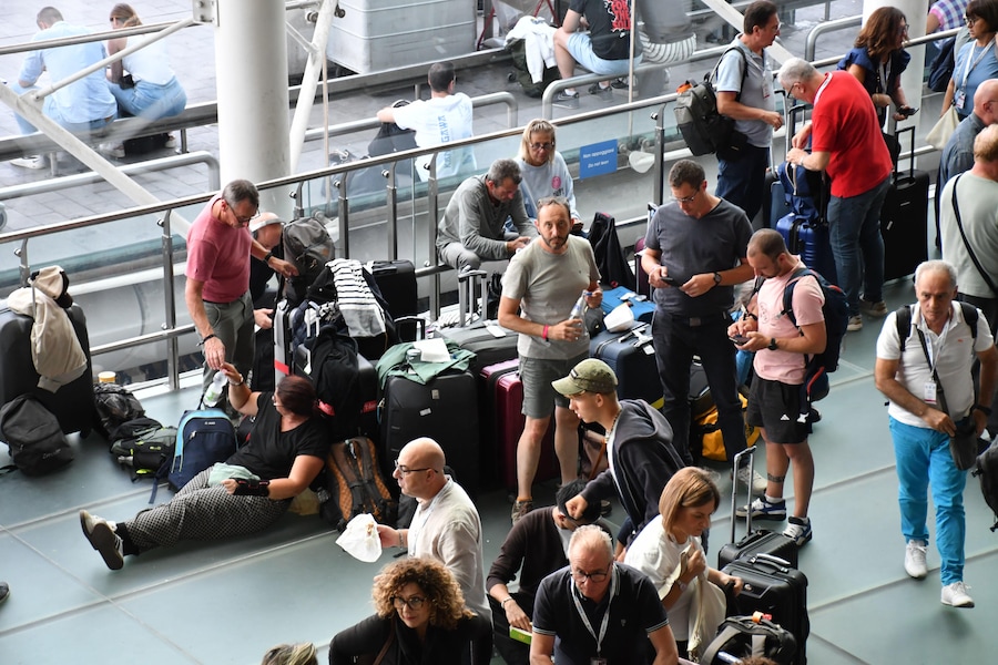 Passeggeri in attesa all'aeroporto di Catania a causa della sospensione dei voli per l'attività in corso sull'Etna e l'emissione di cenere lavica dal cratere Nord-Est del vulcano Etna. L'eurzione ha prodotto anche una nube eruttiva alta 4 chilometri. ANSA/ORIETTA SCARDINO (ANSA)
