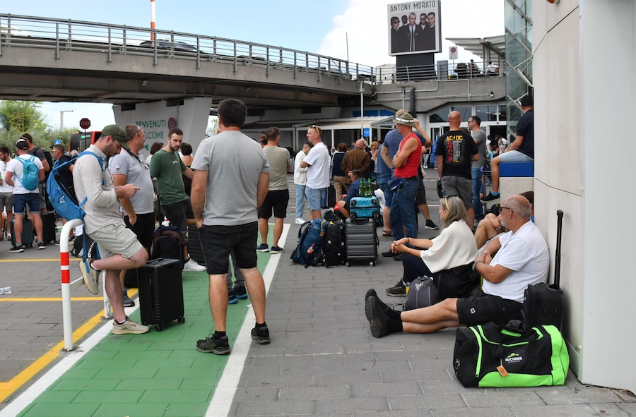 Passeggeri in attesa all'aeroporto di Catania a causa della sospensione dei voli per l'attività in corso sull'Etna e l'emissione di cenere lavica dal cratere Nord-Est del vulcano Etna. L'eurzione ha prodotto anche una nube eruttiva alta 4 chilometri. ANSA/ORIETTA SCARDINO (ANSA)