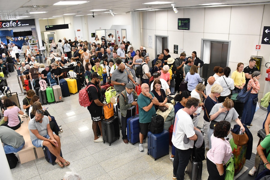 Viaggiatori in attesa all'aeroporto di Catania a causa della sospensione dei voli provocata dall'attività in corso sull'Etna e dall'emissione di cenere vulcanica dal cratere nord-orientale del vulcano. L'eruzione ha inoltre generato una nube eruttiva alta 4 chilometri. ANSA/ORIETTA SCARDINO (ANSA)