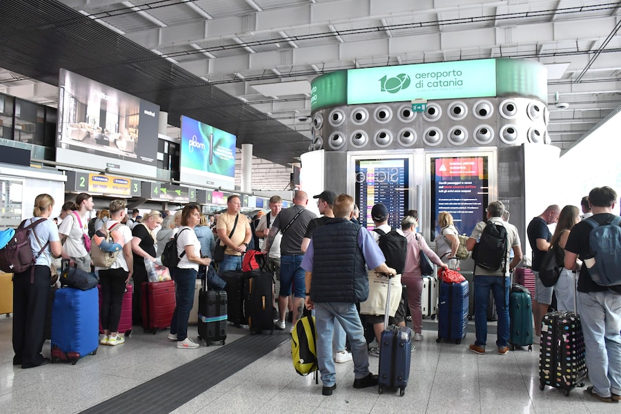 Passeggeri in attesa all'aeroporto di Catania a causa della sospensione dei voli per l'attività in corso sull'Etna e l'emissione di cenere lavica dal cratere Nord-Est del vulcano Etna. L'eurzione ha prodotto anche una nube eruttiva alta 4 chilometri. ANSA/ORIETTA SCARDINO (ANSA)