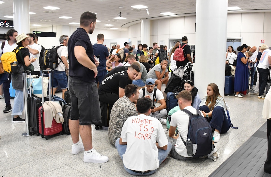 Viaggiatori in attesa all’aeroporto di Catania a causa della sospensione dei voli provocata dall’attività in corso sull’Etna e dall’emissione di cenere vulcanica dal cratere nord-orientale del vulcano. L’eruzione ha inoltre generato una nube eruttiva alta 4 chilometri. ANSA/ORIETTA SCARDINO (ANSA)