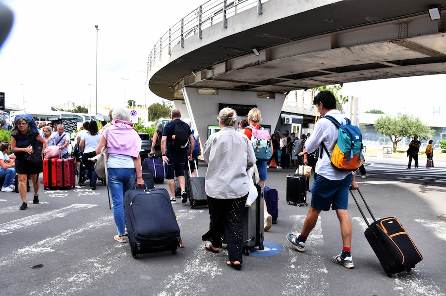 Passeggeri in attesa all'aeroporto di Catania a causa della sospensione dei voli per l'attività in corso sull'Etna e l'emissione di cenere lavica dal cratere Nord-Est del vulcano Etna. L'eurzione ha prodotto anche una nube eruttiva alta 4 chilometri. ANSA/ORIETTA SCARDINO (ANSA)