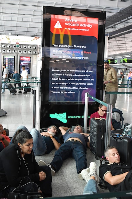 Viaggiatori in attesa all'aeroporto di Catania a causa della sospensione dei voli provocata dall'attività in corso sull'Etna e dall'emissione di cenere vulcanica dal cratere nord-orientale del vulcano. L'eruzione ha inoltre generato una nube eruttiva alta 4 chilometri. ANSA/ORIETTA SCARDINO (ANSA)