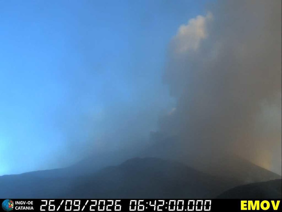 Voli sospesi all'aeroporto di Catania, fino alle 16, per l'attività in corso sull'Etna e l'emissione di cenere lavica dal cratere Nord-Est dell'Etna che produce anche una nube eruttiva alta 4 chilometri. 26 settembre 2026. Ingv Osservatorio etneo Catania (ANSA)