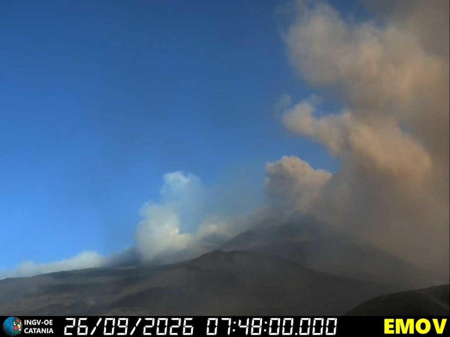 Voli sospesi all'aeroporto di Catania, fino alle 16, per l'attività in corso sull'Etna e l'emissione di cenere lavica dal cratere Nord-Est dell'Etna che produce anche una nube eruttiva alta 4 chilometri. 26 settembre 2026. Ingv Osservatorio etneo Catania (ANSA)
