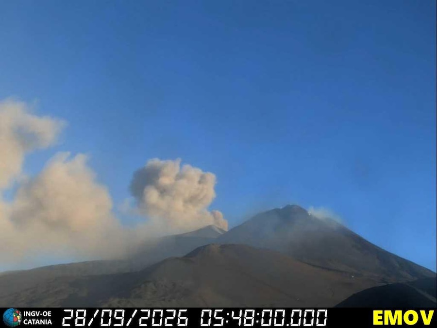 L'emissione di cenere lavica dall'Etna che ha causato la sospensione, giunta al terzo giorno consecutivo, delle attività di volo all'aeroporto di Catania, 28 settembre 2026. ANSA/Ingv Osservatorio etneo di Catania (ANSA)