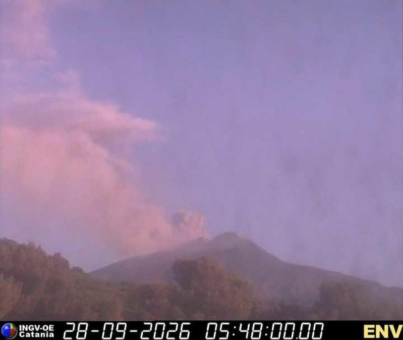 L'emissione di cenere lavica dall'Etna che ha causato la sospensione, giunta al terzo giorno consecutivo, delle attività di volo all'aeroporto di Catania, 28 settembre 2026. ANSA/Ingv Osservatorio etneo di Catania ++FOTO DIFFUSA DALL'UFFICIO STAMPA DI INGV - USARE SOLO PER ILLUSTRARE OGGI LA NOTIZIA INDICATA NEL TITOLO - NON ARCHIVIARE – FOTO NON IN VENDITA - DA USARE SOLO PER FINI GIORNALISTICI - NPK+++ (ANSA)