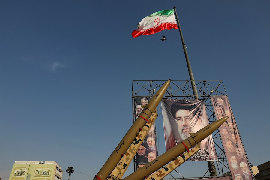 Missili iraniani sono esposti accanto a uno striscione con l’immagine della Guida Suprema dell’Iran, Mojtaba Khamenei, in una strada di Teheran, in Iran, il 27 settembre 2026. Majid Asgaripour/WANA (West Asia News Agency) via REUTERS (via REUTERS)
