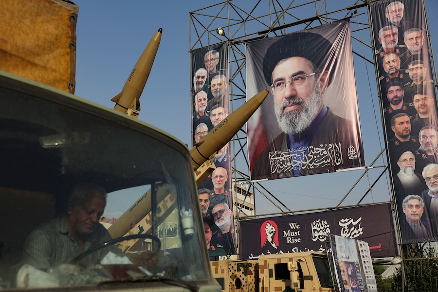 Missili iraniani sono esposti accanto a uno striscione con l’immagine della Guida Suprema dell’Iran, Mojtaba Khamenei, in una strada di Teheran, in Iran, il 27 settembre 2026. Majid Asgaripour/WANA (West Asia News Agency) via REUTERS (via REUTERS)