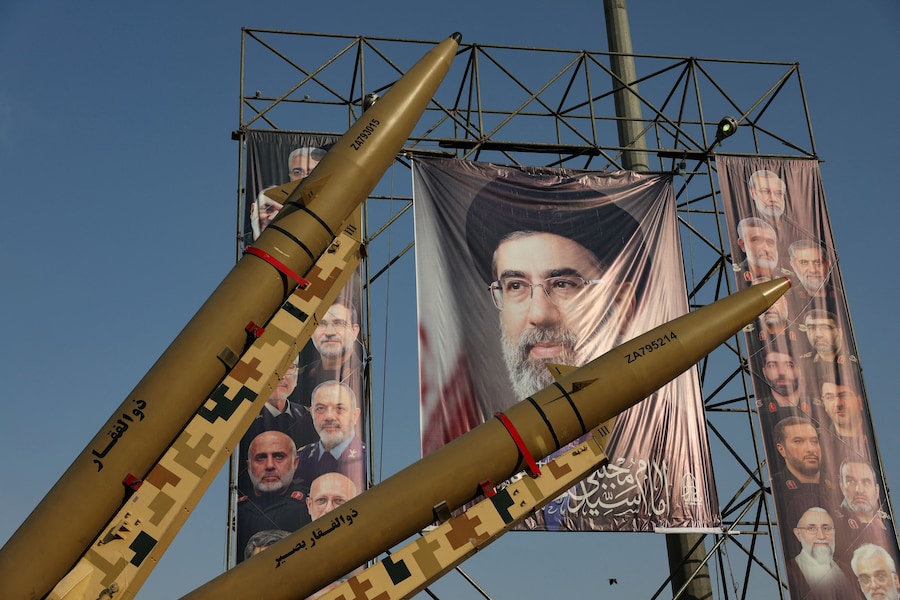 Missili iraniani sono esposti accanto a uno striscione con l’immagine della Guida Suprema dell’Iran Mojtaba Khamenei, in una strada di Teheran, in Iran, il 27 settembre 2026. Majid Asgaripour/WANA (West Asia News Agency) via REUTERS (via REUTERS)