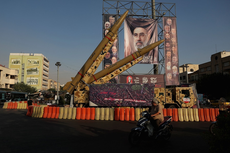 Missili iraniani sono esposti accanto a uno striscione con l’immagine della Guida Suprema dell’Iran, Mojtaba Khamenei, in una strada di Teheran, in Iran, il 27 settembre 2026. Majid Asgaripour/WANA (West Asia News Agency) via REUTERS (via REUTERS)