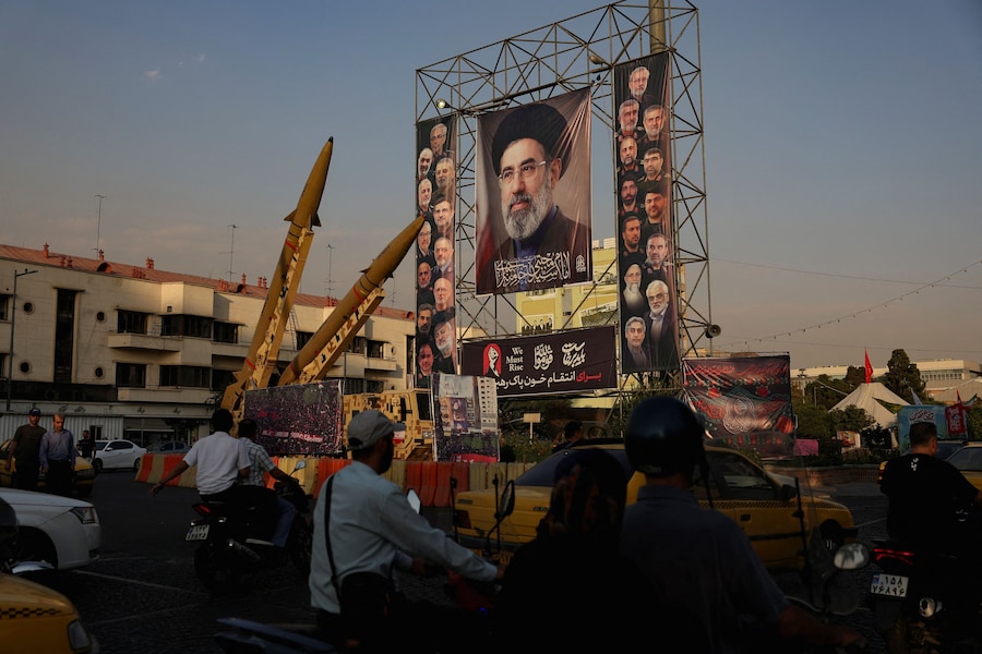 Missili iraniani sono esposti accanto a uno striscione con l’immagine della Guida Suprema dell’Iran, Mojtaba Khamenei, in una strada di Teheran, Iran, il 27 settembre 2026. Majid Asgaripour/WANA (West Asia News Agency) via REUTERS (via REUTERS)