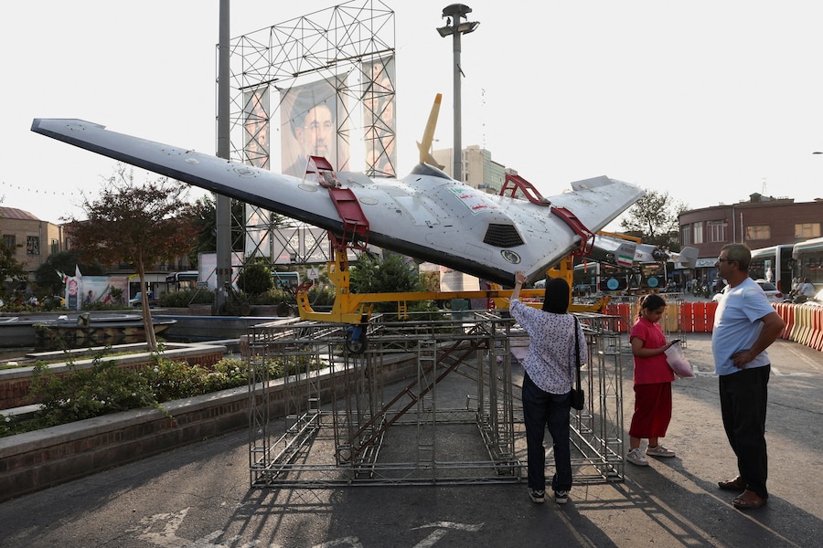 Un drone iraniano è esposto accanto a uno striscione con l’immagine della Guida Suprema dell’Iran Mojtaba Khamenei, in una strada di Teheran, in Iran, il 27 settembre 2026. Majid Asgaripour/WANA (West Asia News Agency) via REUTERS (via REUTERS)