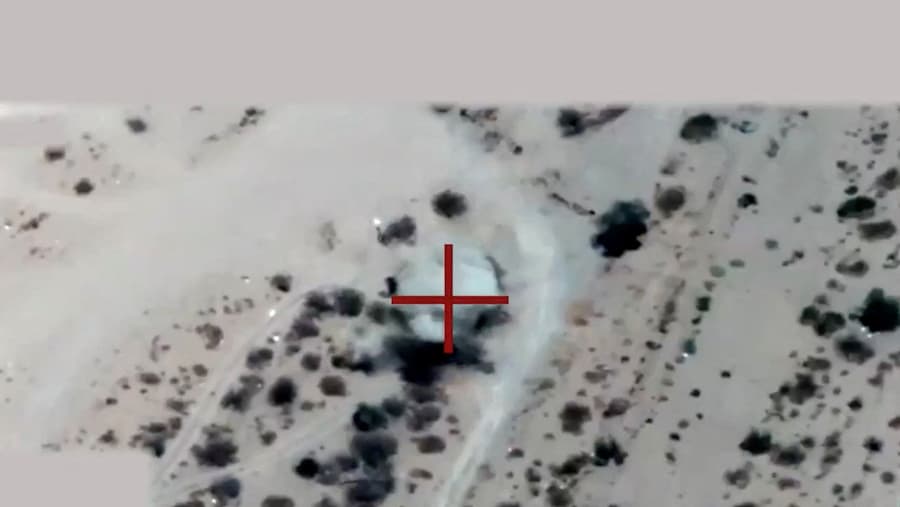 Il fumo si alza da un'area colpita da quello che, secondo il Centro stampa delle Forze armate yemenite, sarebbe stato un attacco aereo contro le postazioni delle milizie Houthi, in uno screenshot senza data tratto da un video pubblicato sui social media il 27 settembre 2026. Centro stampa delle Forze armate yemenite/via REUTERS (via REUTERS)