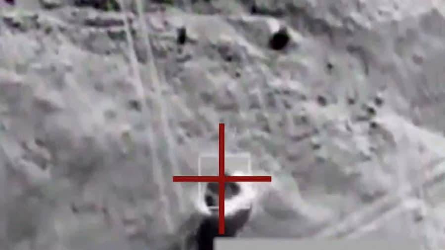 In uno screenshot senza data tratto da un video pubblicato sui social media il 27 settembre 2026, un veicolo appare nel mirino; secondo il Centro Stampa delle Forze Armate yemenite, l’immagine mostra attacchi aerei contro le postazioni delle milizie Houthi. Centro Stampa delle Forze Armate yemenite/via REUTERS (via REUTERS)