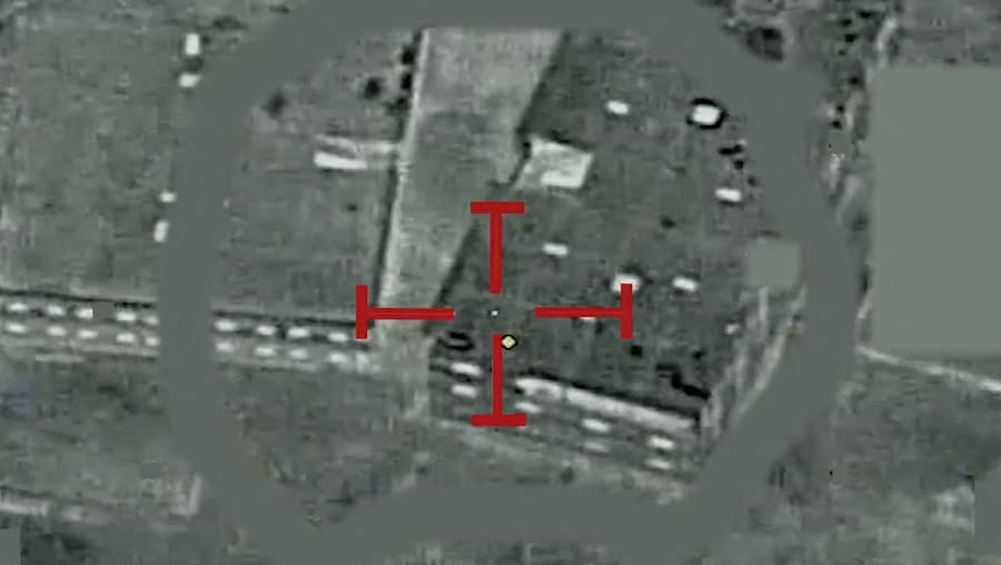 In uno screenshot senza data tratto da un video pubblicato sui social media il 27 settembre 2026, nel mirino è visibile una struttura; secondo il Centro stampa delle Forze armate yemenite, l’immagine mostra attacchi aerei contro le postazioni delle milizie Houthi. Centro stampa delle Forze armate yemenite/via REUTERS (via REUTERS)