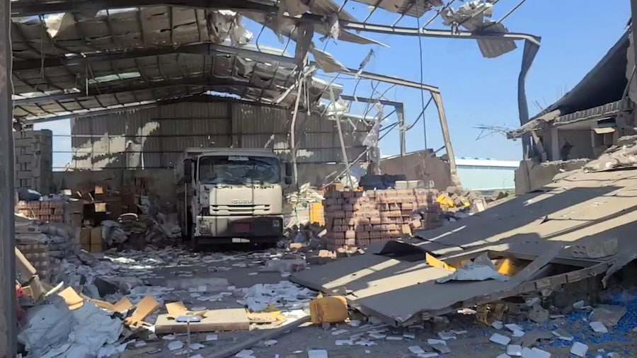 Uno screenshot tratto da un video diffuso il 27 settembre 2026 dall’emittente televisiva al-Masirah, gestita dagli Houthi, mostra i danni subiti da un mercato dopo essere stato preso di mira da un presunto attacco aereo da parte dell’Arabia Saudita, alla periferia della città di Taiz, nel sud-ovest dello Yemen, 27 settembre 2026. Le autorità sanitarie houthi hanno riferito che almeno sette persone sono state uccise e altre 40 ferite in un presunto attacco aereo sferrato dall’Arabia Saudita contro un mercato alla periferia della città di Taiz, nello Yemen, in un contesto di crescenti tensioni regionali. EPA/AL-MASIRAH TV (GESTITA DAGLI HOUTHI) (EPA)