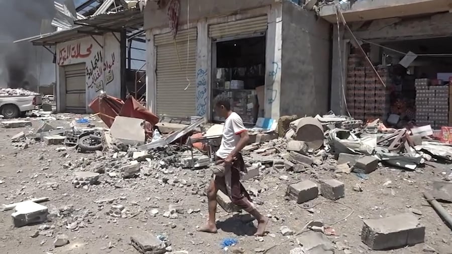 Uno screenshot tratto da un video diffuso il 27 settembre 2026 dall’emittente televisiva al-Masirah, gestita dagli Houthi, mostra i danni subiti da un mercato dopo essere stato colpito da un presunto attacco aereo da parte dell’Arabia Saudita, alla periferia della città di Taiz, nel sud-ovest dello Yemen, il 27 settembre 2026. Le autorità sanitarie houthi hanno riferito che almeno sette persone sono state uccise e altre 40 ferite in un presunto attacco aereo sferrato dall’Arabia Saudita contro un mercato alla periferia della città di Taiz, nello Yemen, in un contesto di crescenti tensioni regionali. EPA/AL-MASIRAH TV (GESTITA DAGLI HOUTHI) (EPA)