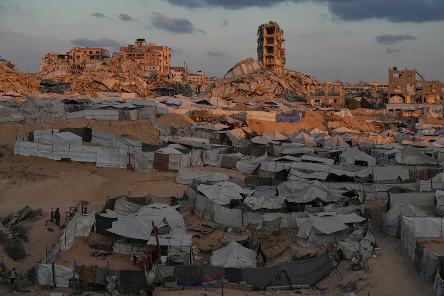 A Gaza City, si vedono delle tende che ospitano i palestinesi sfollati tra gli edifici danneggiati dalla guerra. (Foto AP/Jehad Alshrafi) (APS)