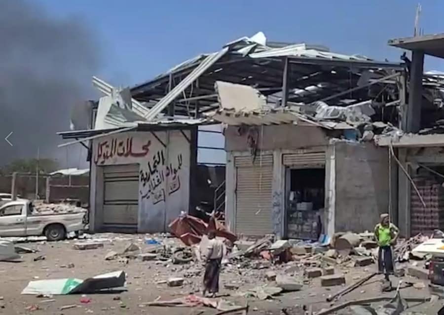 Uno screenshot tratto da un video diffuso il 27 settembre 2026 dall’emittente televisiva al-Masirah, gestita dagli Houthi, mostra i danni subiti da un mercato dopo essere stato colpito da un presunto attacco aereo da parte dell’Arabia Saudita, alla periferia della città di Taiz, nel sud-ovest dello Yemen, il 27 settembre 2026. Le autorità sanitarie houthi hanno riferito che almeno sette persone sono state uccise e altre 40 ferite in un presunto attacco aereo sferrato dall’Arabia Saudita contro un mercato alla periferia della città di Taiz, nello Yemen, in un contesto di crescenti tensioni regionali. EPA/AL-MASIRAH TV (GESTITA DAGLI HOUTHI) (EPA)