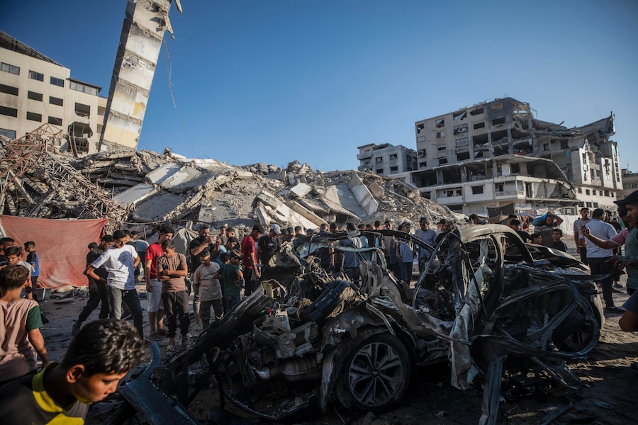 L'auto distrutta dopo essere stata colpita dall'esercito israeliano nella città di Gaza, il 27 settembre 2026. Secondo un rapporto del Ministero della Salute di Gaza, un palestinese è rimasto ucciso e altri due sono rimasti feriti nel raid aereo israeliano. EPA/MOHAMMED SABER (EPA)