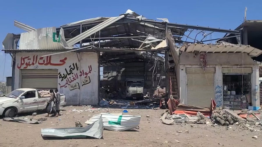 Uno screenshot tratto da un video diffuso il 27 settembre 2026 dall’emittente televisiva al-Masirah, gestita dagli Houthi, mostra i danni subiti da un mercato dopo essere stato colpito da un presunto attacco aereo sferrato dall’Arabia Saudita, alla periferia della città di Taiz, nel sud-ovest dello Yemen, 27 settembre 2026. Le autorità sanitarie houthi hanno riferito che almeno sette persone sono state uccise e altre 40 ferite in un presunto attacco aereo sferrato dall’Arabia Saudita contro un mercato alla periferia della città di Taiz, nello Yemen, in un contesto di crescenti tensioni regionali. EPA/AL-MASIRAH TV (GESTITA DAGLI HOUTHI) (EPA)