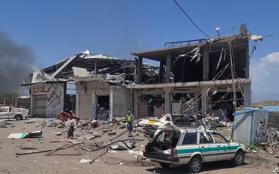 Uno screenshot tratto da un video diffuso il 27 settembre 2026 dall’emittente televisiva al-Masirah, gestita dagli Houthi, mostra i danni subiti da un mercato dopo essere stato colpito da un presunto attacco aereo dell’Arabia Saudita, alla periferia della città di Taiz, nel sud-ovest dello Yemen, 27 settembre 2026. Le autorità sanitarie houthi hanno riferito che almeno sette persone sono state uccise e altre 40 ferite in un presunto attacco aereo sferrato dall’Arabia Saudita contro un mercato alla periferia della città di Taiz, nello Yemen, in un contesto di crescenti tensioni regionali. EPA/AL-MASIRAH TV (GESTITA DAGLI HOUTHI) (EPA)