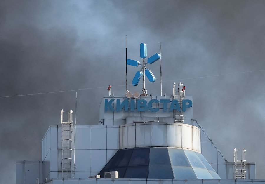 Una colonna di fumo sopra la sede centrale di Kyivstar, una delle maggiori società di telecomunicazioni ucraine, colpita da un attacco con un droni a Kiev, Ucraina, il 27 settembre 2026. (REUTERS)