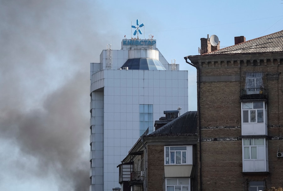 Una colonna di fumo sopra la sede centrale di Kyivstar, una delle maggiori società di telecomunicazioni ucraine, colpita da un attacco con un droni a Kiev, Ucraina, il 27 settembre 2026. (REUTERS)
