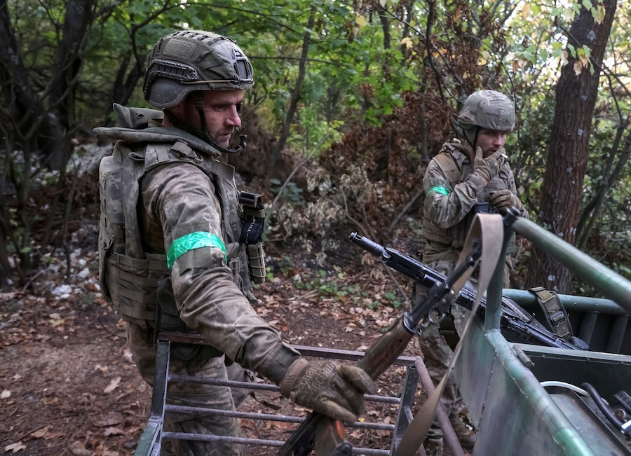 I militari della 46ª Brigata aeromobile autonoma “Podillia” delle Forze d’assalto aereo ucraine fanno ritorno da una missione di combattimento, nella regione di Donetsk, Ucraina, il 26 settembre 2026. (REUTERS)