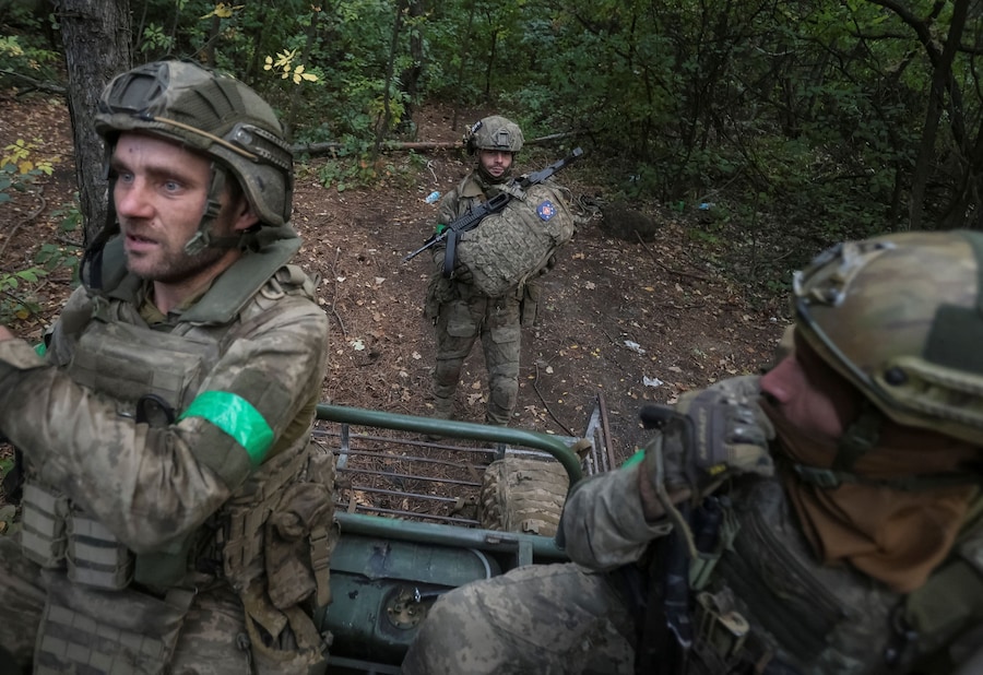 I militari della 46ª Brigata aeromobile autonoma "Podillia" delle Forze d'assalto aereo ucraine fanno ritorno da una missione di combattimento, nella regione di Donetsk, Ucraina, il 26 settembre 2026. (REUTERS)