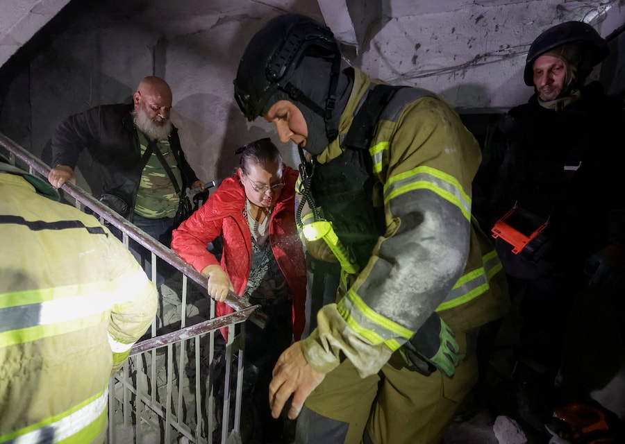 I soccorritori evacuano gli abitanti di un condominio danneggiato da un attacco aereo russo a Kharkiv, Ucraina, il 28 settembre 2026. R (REUTERS)