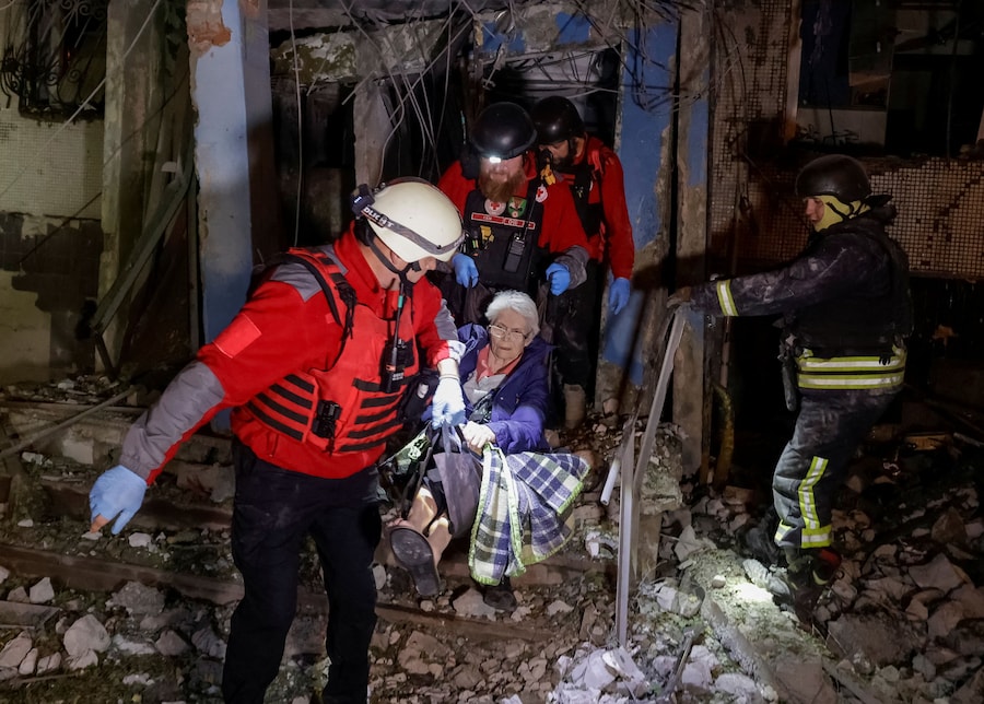 Personale sanitario evacua un residente da un condominio danneggiato da un bombardamento aereo russo. a Kharkiv, in Ucraina. (REUTERS)