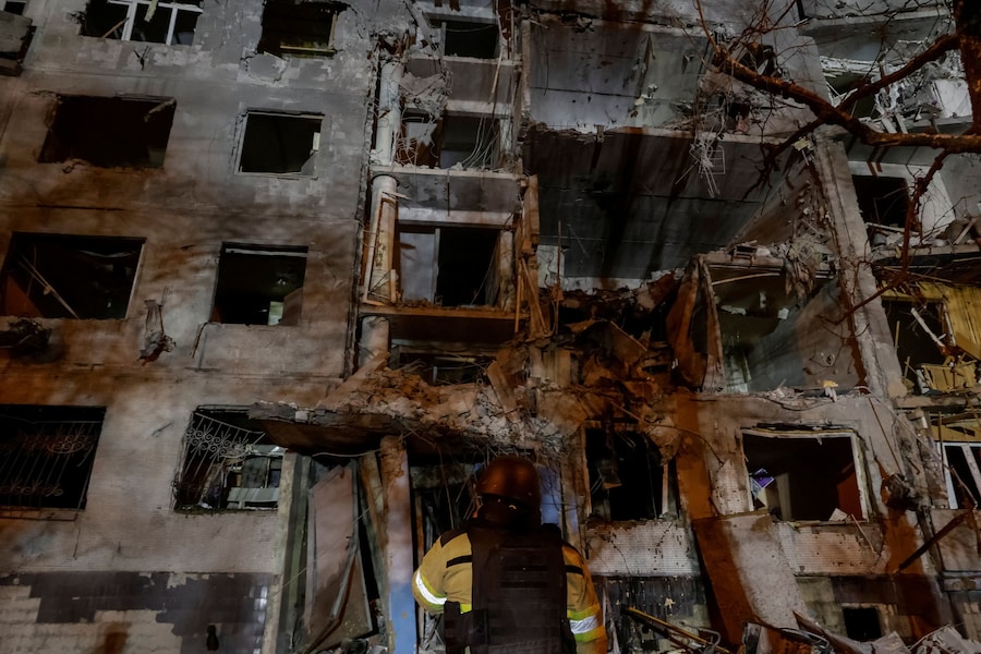 Un edificio residenziale colpito da un attaco russo a Kiev, in Ucraina, il 27 settembre 2026. (REUTERS)