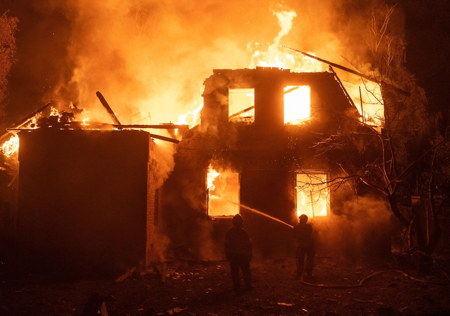 I vigili del fuoco intervengono sul luogo di un'abitazione privata colpita da un attacco russo con droni. Kiev, Ucraina, il 27 settembre 2026. (REUTERS)