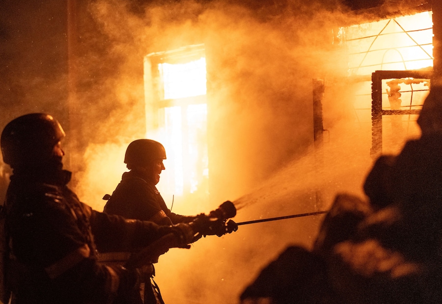 I vigili del fuoco intervengono sul luogo di un’abitazione privata colpita da un attacco russo con droni. Kiev, Ucraina, il 27 settembre 2026. (REUTERS)