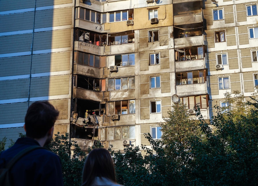 Un edificio residenziale colpito da un attaco russo a Kiev, in Ucraina, il 27 settembre 2026. (EPA)